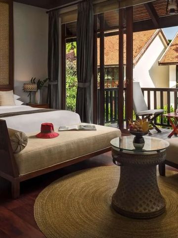 Luxuriöses Zimmer mit Kingsize-Bett, Lounge und Balkon im Anantara Angkor Resort