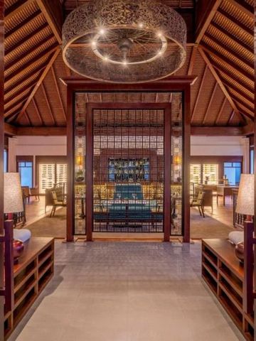 Eleganter Eingangsbereich mit stilvoller Beleuchtung