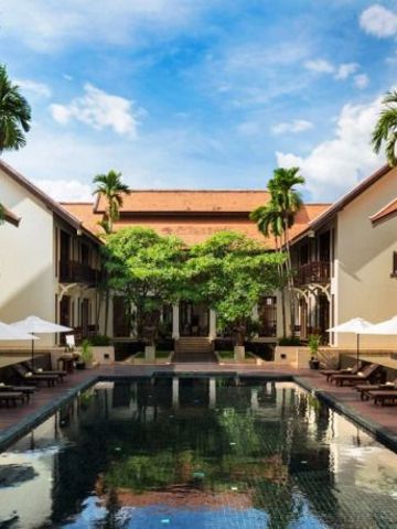 Großer zentraler Pool von Palmen umgeben