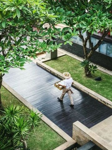 Pfad im Garten des Resorts mit üppigem Grün