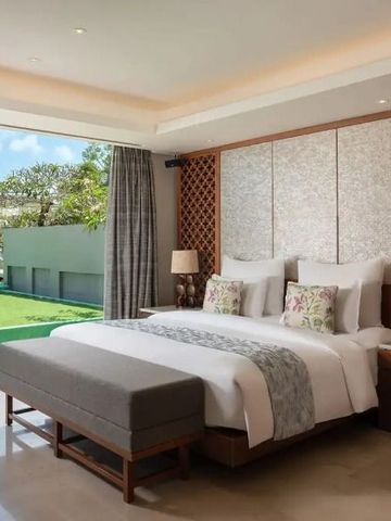 Modernes Hotelzimmer mit Zugang zu einer grünen Terrasse und elegantem Dekor