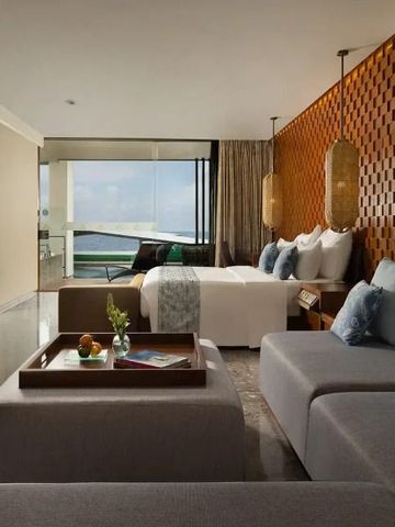 Geschmackvoll eingerichtetes Zimmer mit großzügigem Wohnbereich und Balkon