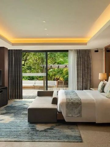 Exklusives Zimmer mit großem Fenster zur grünen Oase und luxuriösem Ambiente