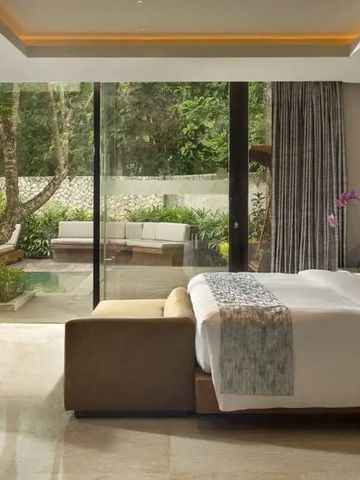 Luxuriöses Hotelzimmer mit Blick auf Garten und privater Terrasse