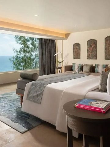 Zimmer mit Panoramablick auf das Meer und moderner Einrichtung