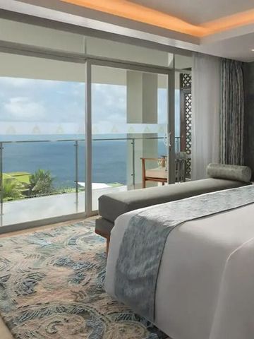 Hotelzimmer mit Balkon und malerischem Blick auf den Ozean