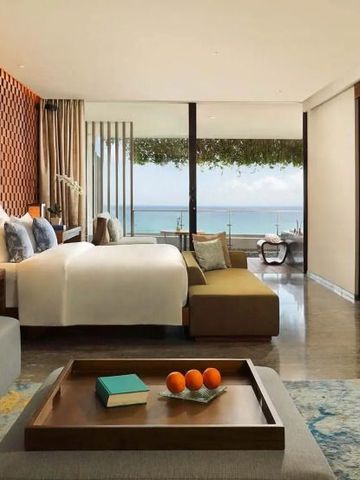 Großes Zimmer mit Meerblick und stilvollen Design-Elementen