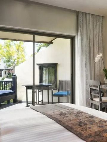 Komfortables Schlafzimmer mit Balkon und Ausblick auf die üppige Vegetation des Resorts