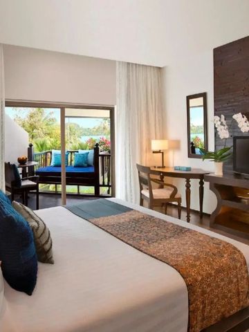 Komfortables Zimmer mit Balkon und Blick auf den Garten.