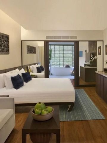 Stilvolles Zimmer mit bequemem Bett und modernem Design.