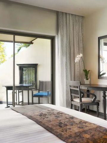 Modernes Zimmer mit Balkon und gemütlicher Sitzecke.