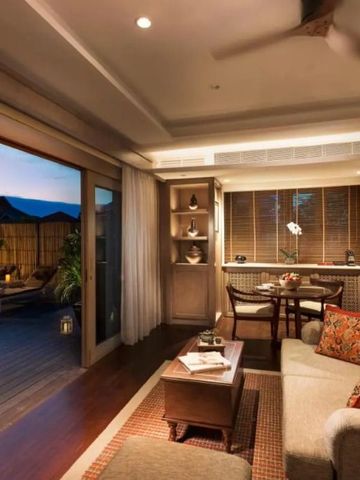 Elegantes Wohnzimmer einer Villa mit Zugang zur Terrasse im Anantara Desaru Coast Resort