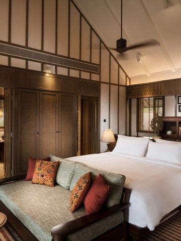 Gemütliches Schlafzimmer mit traditionellem Dekor und luxuriösem Bett im Anantara Desaru Coast Resort