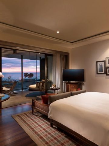 Modernes Schlafzimmer mit Meerblick und Balkon im Anantara Desaru Coast Resort
