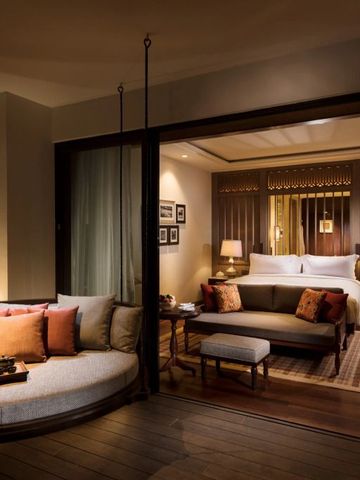 Luxuriöses Schlafzimmer mit großzügigem Sitzbereich im Anantara Desaru Coast Resort