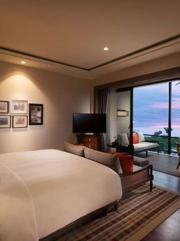 Luxuriöses Schlafzimmer mit Blick auf den Sonnenuntergang vom Balkon