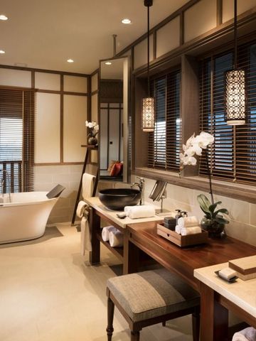 Luxuriöses Badezimmer mit eleganter Einrichtung und Fensterläden