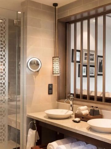 Elegantes Badezimmer mit Doppelwaschbecken und stilvollen Details