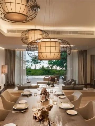 Geräumiges Wohnzimmer in einer Villa mit Essbereich und Meerblick