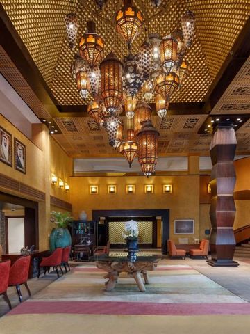 Luxuriöse Lobby mit orientalischen Laternen und eleganter Dekoration