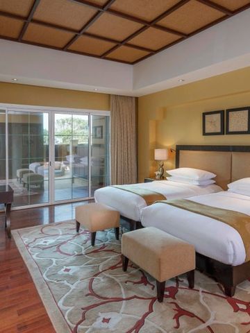 Komfortables Zimmer mit zwei Einzelbetten und Zugang zu einem Balkon