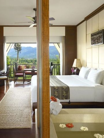 Geräumiges Zimmer mit King-Size Bett und Balkonblick auf Berge