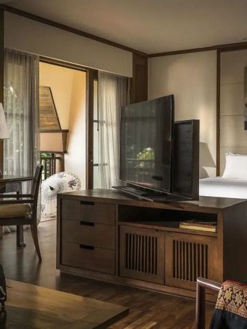 Modernes Zimmerinterieur mit großem Flachbildfernseher und gemütlicher Atmosphäre