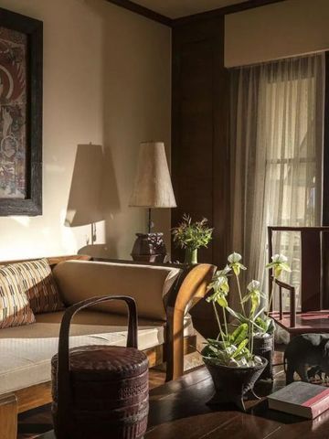 Gemütliche Sitzecke mit traditioneller Dekoration und Blick auf die Natur