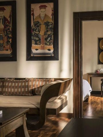 Elegantes Wohnzimmer mit traditioneller asiatischer Kunst an den Wänden