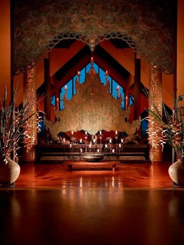 Prunkvolle Lobby mit Elefantenskulpturen und Kerzenlicht