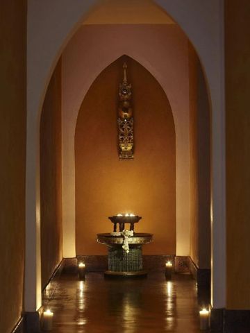 Ruhiger Raum mit dekorativem Brunnen und Kerzenlicht