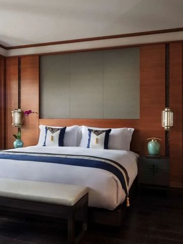 Luxuriöses Hotelzimmer mit Kingsize-Bett und moderner Einrichtung