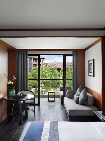 Zimmer mit Balkon und Blick auf Gartenanlage