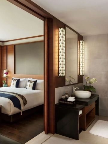 Modernes Badezimmer mit Designer-Ausstattung und direktem Zugang zum Schlafzimmer