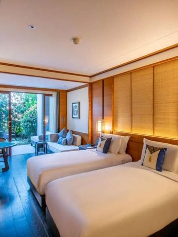 Elegantes Doppelzimmer mit Gartenblick und moderner Einrichtung