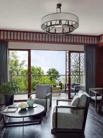 Luxuriöses Wohnzimmer mit Balkon und grüner Aussicht