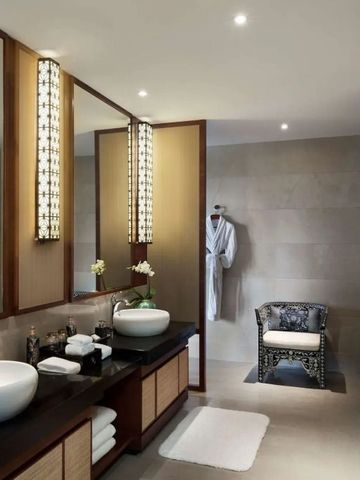 Modernes Badezimmer mit eleganter Beleuchtung und Annehmlichkeiten