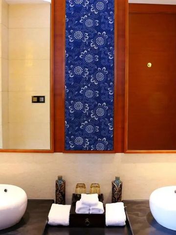 Doppelwaschbecken mit kunstvoller Verzierung im Badezimmer