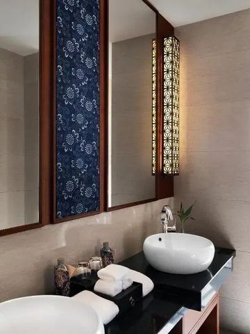 Modernes Badezimmer mit eleganten Waschbecken und stilvollen Spiegeln