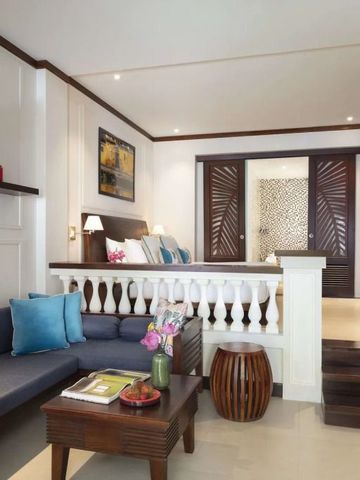 Elegante Suite mit Sitzecke und dekorativen Elementen im Anantara Hoi An Resort