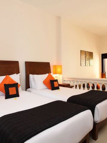 Zweibettzimmer mit stilvoller Dekoration im Anantara Hoi An Resort