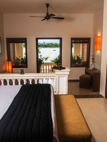Exquisites Schlafzimmer mit Blick auf den Fluss im Anantara Hoi An Resort