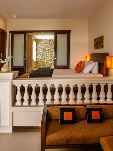 Elegantes Zimmer mit gemütlichem Sofa und großer Barriere in Hoi An