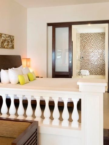 Lichtdurchflutetes Zimmer mit modernem Design und Akzentkissen in Hoi An