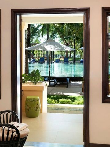 Ausblick vom Innenbereich auf den tropischen Poolbereich in Hoi An