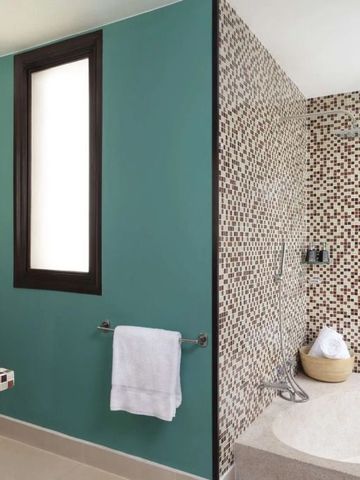 Modernes Badezimmer mit Mosaikfliesen und grüner Akzentwand
