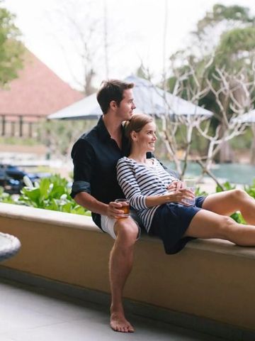 Paar genießt die Aussicht von einer Terrasse im Anantara Kalutara Resort