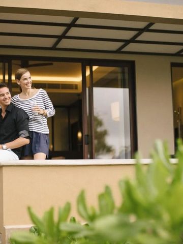 Paar entspannt auf einer Terrasse mit Blick auf die Natur im Anantara Kalutara Resort