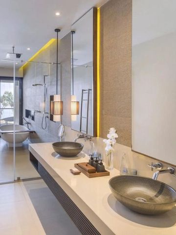 Modernes Badezimmer mit Doppelwaschbecken und Glasdusche im Anantara Kalutara Resort