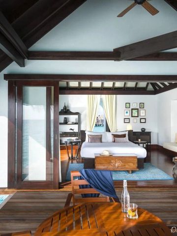 Zimmer mit direktem Zugang zu einem privaten Pool auf einer Terrasse